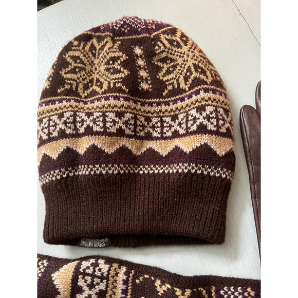 Muk Luks Accessories the Original Reversible Hat and Scarf, Incudes Gloves - Picture 3 of 10